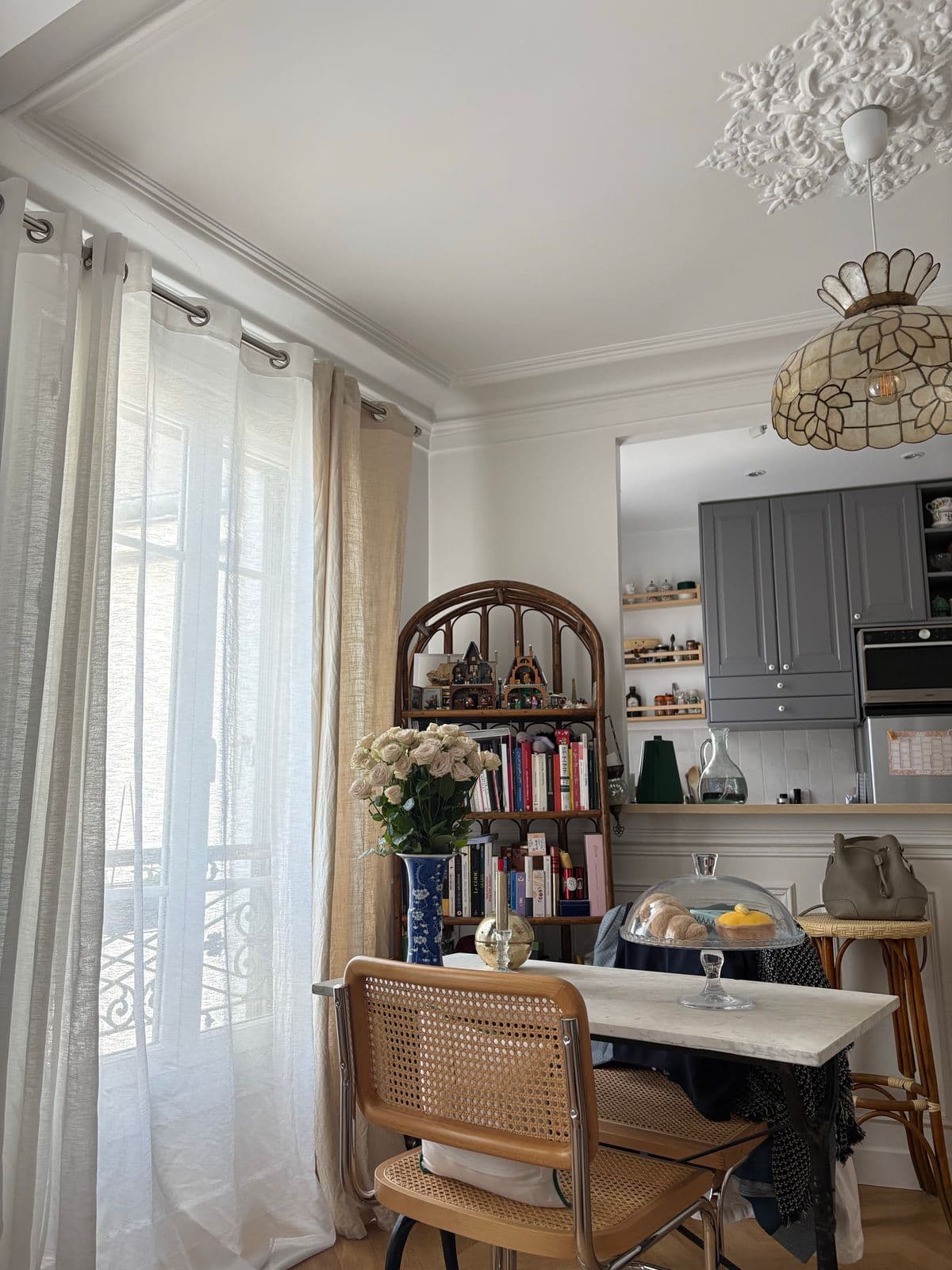 Salle à manger avec moulures et parquet, appartement parisien